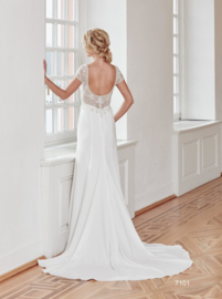 Marit; Elegantly flowing wedding gown, beautifully decorated top, €1.495