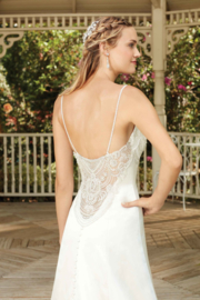 Bluebell: An elegant empire waistline, supporting a bodice encrusted in elaborate beaded detailing. Price: € 1.495