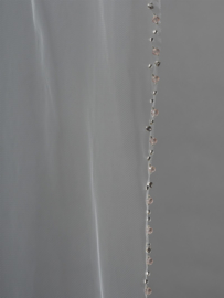 Enkellaags sluier in soft tule versierd met verschillende kraaltjes en strass. Lengte 280cm