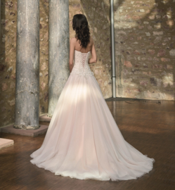 Nikki: Wedding dress made of blush tulle with embroidery on the sweetheart body. Beautifully decorated with beads. Price: € 1.375