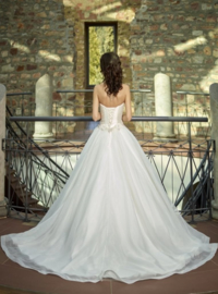 Tessa: Tight-fitting body with a sweetheart décolleté. The flowers in the waist run down in a voluminous skirt of tulle and organza. Price: € 1.115