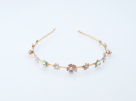 Tiara Margriet: fine metal flowers with hearts of crystal or pearl.