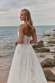 Ozari - Calla Lilly flowers on a wedding dress- Madi Lane - €2.050