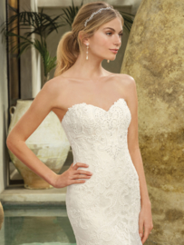 Avery: Strapless trouwjurk met kantapplicaties op Chantilly Lace en Point d'Esprit over zijdeachtige Charmeuse.       Prijs: € 1.830