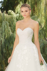 Morning Glory: Perfect sweetheart bodice flows needless in a  full ball gown skirt. Price: € 1.750