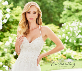 Hannah: elegant wedding dress of delicate lace, tulle and metallic threaded lace appliqués. Price: € 1.195