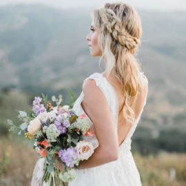 Sierra: prachtige textuurcombinatie van Chantilly kant, delicate tule en gebloemde kantapplicaties gecombineerd in een gelaagde, supervrouwelijke look. Prijs: € 1.595