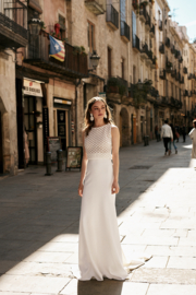Sleeveless top with a straight long skirt. Top: € 495 | Skirt: € 620