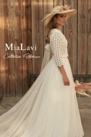 Cotton lace top with three-quarter sleeves and a sublime organza skirt. Top: € 495 | Skirt: € 495