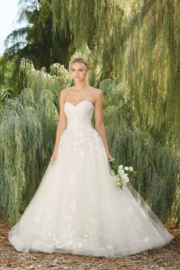 Morning Glory: Perfect sweetheart bodice flows needless in a  full ball gown skirt. Price: € 1.750