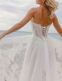 Ozari - Calla Lilly flowers on a wedding dress- Madi Lane - €2.050