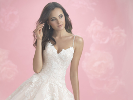 Bo: Very sophisticated wedding dress, top with lace roses on a beautiful tulle skirt. Spaghetti straps for optimal wearing comfort. Price: € 1.199