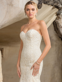Sedona: Only the best lace is used for this magnificent dress with sweetheart neckline. Price: € 1.750