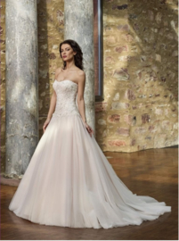 Nikki: Wedding dress made of blush tulle with embroidery on the sweetheart body. Beautifully decorated with beads. Price: € 1.375