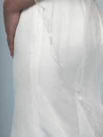 Ivoorkleurige soft-tule sluier 120cm geborduurd met zilverdraad, versierd met kristallen en pailletjes