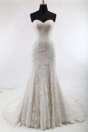 Lotte: Lace wedding dress with sweetheart bustier and beautifully finished corset. Price: € 1.860