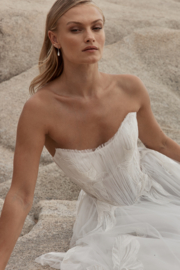 Ozari - Calla Lilly flowers on a wedding dress- Madi Lane - €2.050