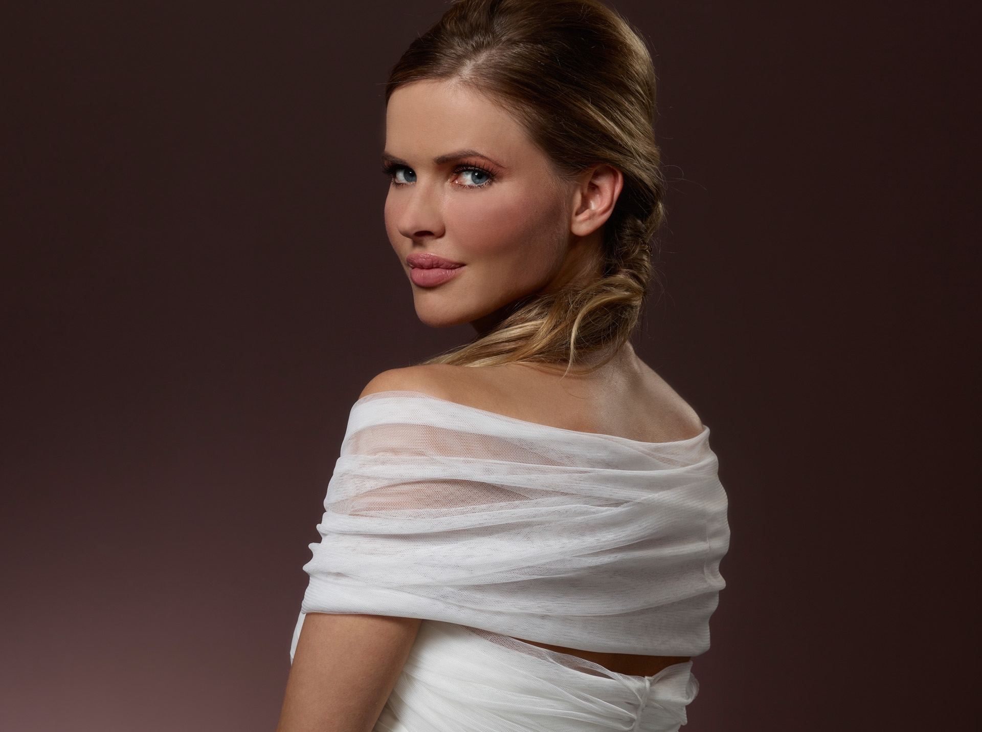 Tulle stole with brooch of hearts