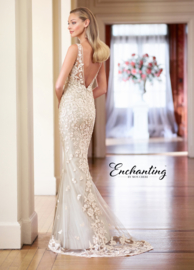 Isis: super feminine wedding dress with exceptional lace applications. Price: € 1.195