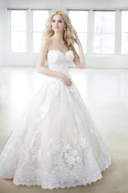 Olivia: Strapless bridal dress with a beautiful pattern of lace roses and a unique colour combination. Price: € 2.265