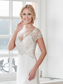 Marit; Elegantly flowing wedding gown, beautifully decorated top, €1.495