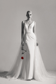Lina: Less is more. Eenvoudige trouwjurk met  V-hals,  prachtige décolleté en superhandige afneembare sleep. €1.395