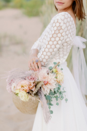 Cotton lace top with three-quarter sleeves and a sublime organza skirt. Top: € 495 | Skirt: € 495