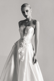 Isabella: satin wedding dress with open skirt and floral eye-catcher. Price: € 995