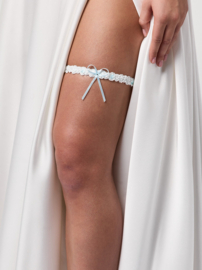 Kousenband gemaakt van fijne kant met blauwe versiering en een blauw strikje | Luxe uitvoering
