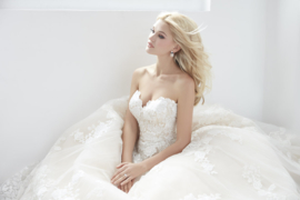 Olivia: Strapless bridal dress with a beautiful pattern of lace roses and a unique colour combination. Price: € 2.265