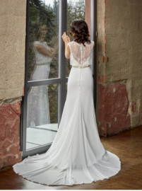 Nina: elegante trouwjurk in crepe jersey met topje van ragfijne tule versierd met prachtige kristallen en kraaltjes. Prijs: € 1.150