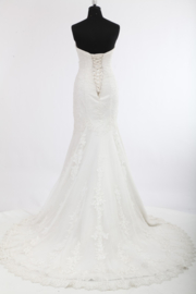 Lotte: Lace wedding dress with sweetheart bustier and beautifully finished corset. Price: € 1.860