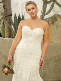 Avery: Wedding dress with easy-to-remove back panel, this lace gown that can easily be worn in two different ways. Price: € 1.795