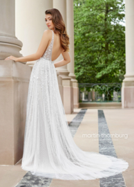 Martine: fantastic bohemian wedding dress with beautiful flower applications and dazzling back. Price: € 1.650