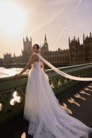 Ozari - Calla Lilly flowers on a wedding dress- Madi Lane - €2.050
