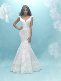 Charlotte:  lace mermaid dress with stunning back . Price: € 2.275