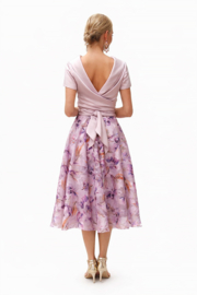 Bloemenprint midi-rok en zachtroze top met open rug - Linea Raffaelli