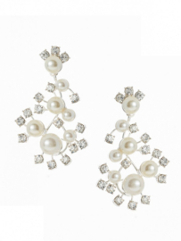 Earrings made of pearls and rhinestones.