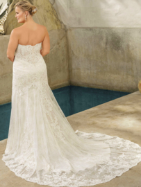 Avery: Wedding dress with easy-to-remove back panel, this lace gown that can easily be worn in two different ways. Price: € 1.795