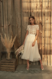 Lace top with short sleeves and organza short skirt. Top: € 420 | Skirt: € 350