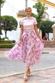Bloemenprint midi-rok en zachtroze top met open rug - Linea Raffaelli