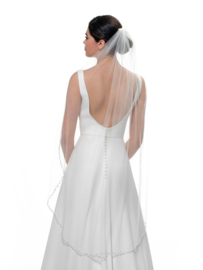 Enkellaagse sluier in soft tule versierd met kraaltjes en strass.