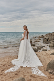 Ozari - Calla Lilly flowers on a wedding dress- Madi Lane - €2.050