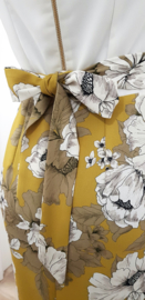 2 in 1 contrasterende jurk, versierd met een prachtige wikkelrok met bloemenprint. Middellange roklengte
