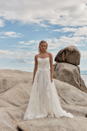 Ozari - Calla Lilly flowers on a wedding dress- Madi Lane - €2.050