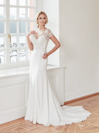 Marit; Elegantly flowing wedding gown, beautifully decorated top, €1.495