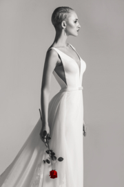 Lina: Less is more. Eenvoudige trouwjurk met  V-hals,  prachtige décolleté en superhandige afneembare sleep. €1.395