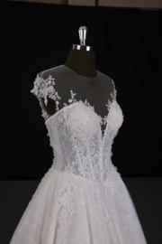 Maud: Princess dress with a super feminine lace bodice. The V-shape top slims the waist. Price: € 1.450