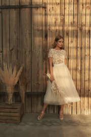Lace top with short sleeves and organza short skirt. Top: € 420 | Skirt: € 350