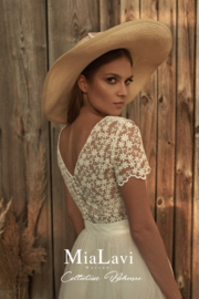 Lace top with short sleeves and organza short skirt. Top: € 420 | Skirt: € 350